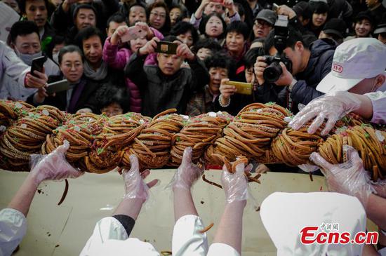 Giant 'mahua' on display in Tianjin