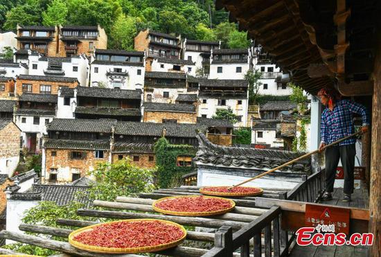 Autumn charms draw visitors to Huangling Village