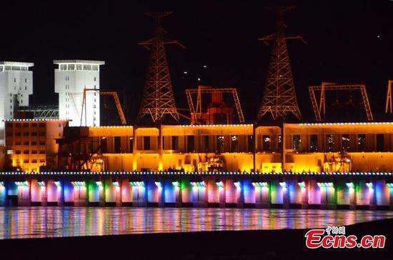 Massive dam on Yangtze River lit up at night for first time 