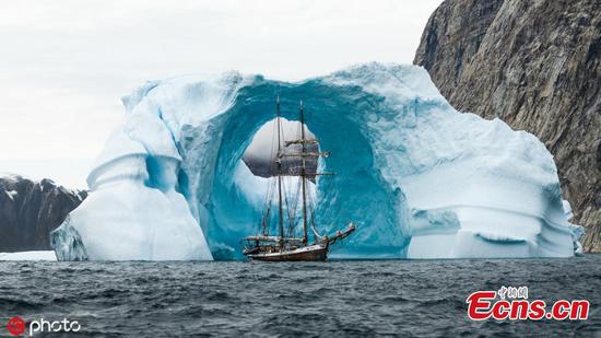 Photographer captures frozen world only accessible six weeks a year
