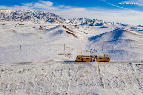 Workers brave severe cold to ensure safe operation of trains in Xinjiang 