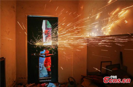 Firefighters conduct earthquake rescue drill in North China's Zhangye