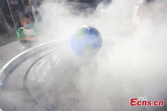 Nanjing S&T museum attracts teenagers