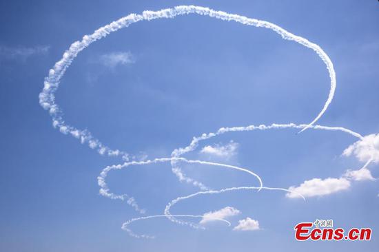 Pilot crew skywrites five rings in Tokyo sky