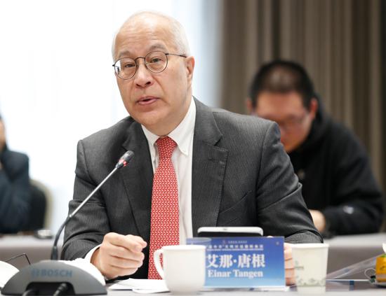 Senior Research Fellow of Taihe Institute and American commentator Einar Tangen makes a keynote speech at the “Decoding Zhonghua” International Conference on Dialogue among Civilizations, Jan 17, 2023. (Photo provided to China News Network)
