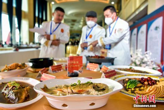 乌伦古湖冰川鱼烹饪大赛 当地野生鱼“唱主角”