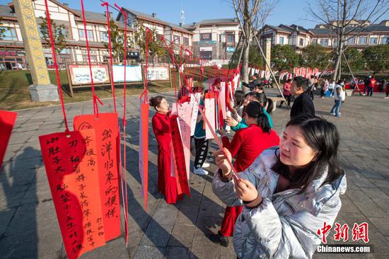搬迁居民在猜谜语。 史开心 摄