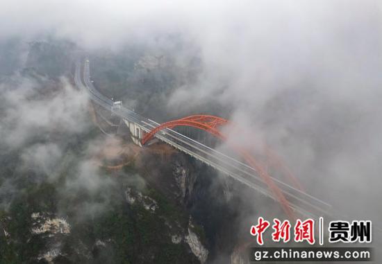 2023年2月22日，贵州省施秉县江凯河特大桥犹如一道彩虹在云雾中若隐若现。磨桂宾 摄