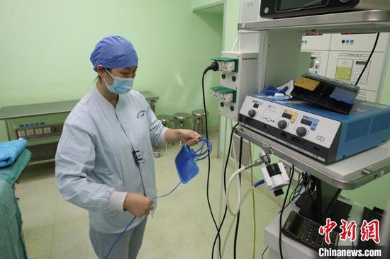 一位护士在贵州省人民医院手术室准备仪器。 瞿宏伦 摄 一位护士在贵州省人民医院手术室准备仪器。 瞿宏伦 摄