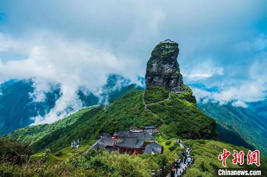 图为游客在世界自然遗产地梵净山游玩。 唐哲 摄 图为游客在世界自然遗产地梵净山游玩。 唐哲 摄