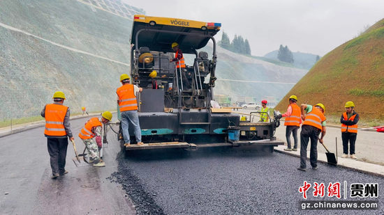 桐新高速公路沥青路面施工。