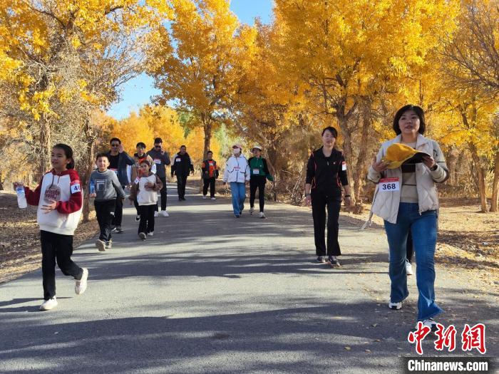 逾千人徒步“角逐”新疆巴楚红海景区 赏胡杨林“最美风景”