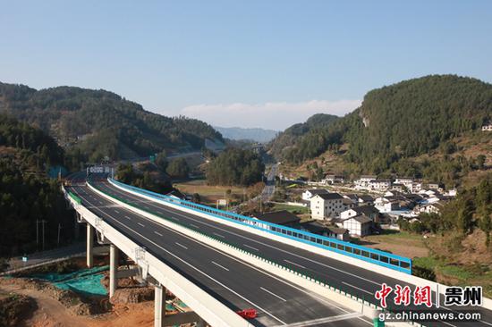 桐新高速四标段主体工程完工。贾满芬 摄
