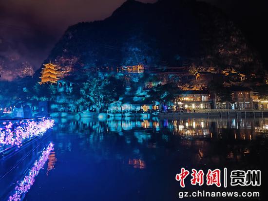 图为峰林布依景区夜景。雷国建 摄 图为峰林布依景区夜景。雷国建 摄