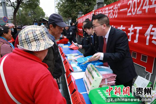 图为剑河县各部门联合开展消费维权宣传教育活动。谢达意摄 图为剑河县各部门联合开展消费维权宣传教育活动。谢达意摄