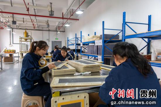 2024年3月25日,贵州聚能世纪科技有限责任公司的工人在生产车间内加工新能源储能钒电池。 2024年3月25日,贵州聚能世纪科技有限责任公司的工人在生产车间内加工新能源储能钒电池。