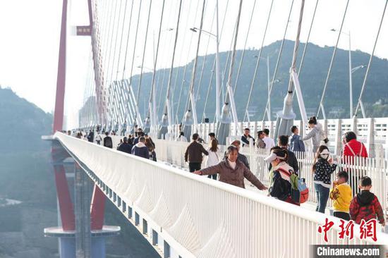 图为游客在龙里河大桥上观光、游览。中新网记者 瞿宏伦 摄 图为游客在龙里河大桥上观光、游览。中新网记者 瞿宏伦 摄