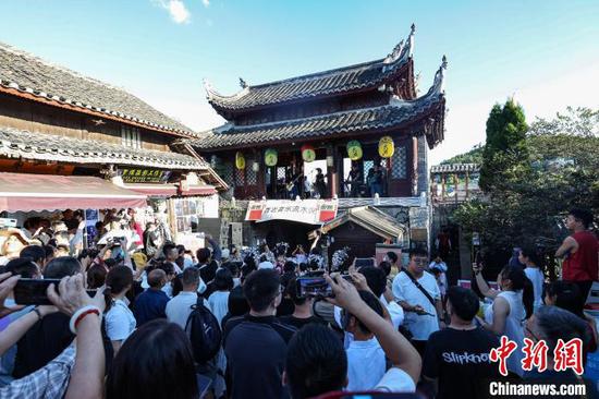 7月21日,贵阳青岩古镇开展的“音乐流水席”活动吸引游客。进入暑期以来,位于贵州省贵阳市花溪区的青岩古镇景区旅游持续升温,吸引各地游客前来游览。中新社记者 瞿宏伦 摄 7月21日,贵阳青岩古镇开展的“音乐流水席”活动吸引游客。进入暑期以来,位于贵州省贵阳市花溪区的青岩古镇景区旅游持续升温,吸引各地游客前来游览。中新社记者 瞿宏伦 摄