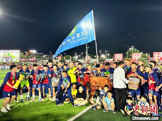 图为7月20日晚间,2024年贵州“村超”总决赛颁奖环节,党相村足球队领取冠军奖励与奖杯。中新网记者袁超摄 图为7月20日晚间,2024年贵州“村超”总决赛颁奖环节,党相村足球队领取冠军奖励与奖杯。中新网记者袁超摄