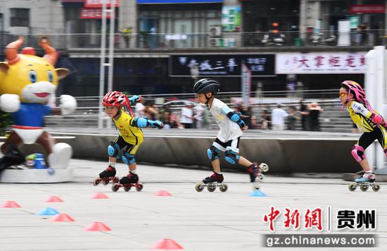 7月26日,爱好轮滑运动的小朋友们在贵阳市南明区花果园禁毒文化广场进行轮滑训练。 7月26日,爱好轮滑运动的小朋友们在贵阳市南明区花果园禁毒文化广场进行轮滑训练。