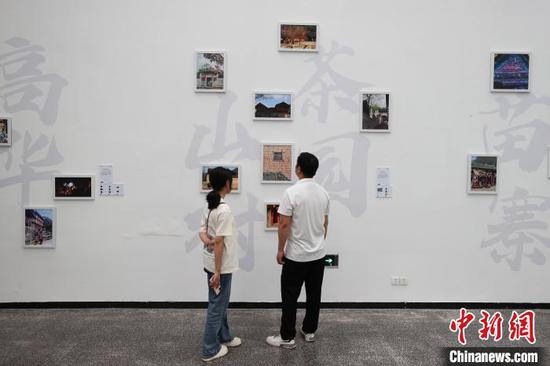 观众参观“幸福的样子——乡村影像志”。中新网记者瞿宏伦摄