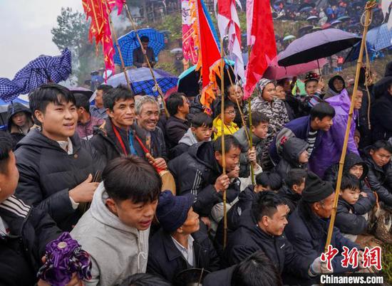 图为民众在观看斗牛比赛。卢忠南 摄 图为民众在观看斗牛比赛。卢忠南 摄