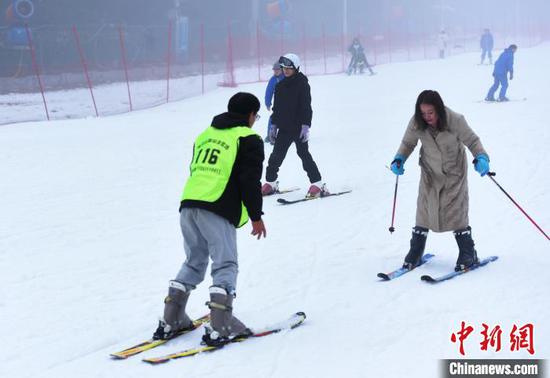 图为游客在贵州六盘水的滑雪场体验滑雪。黄庆松 摄 图为游客在贵州六盘水的滑雪场体验滑雪。黄庆松 摄