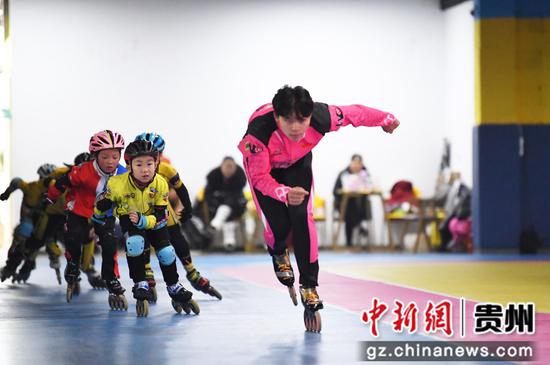 1月21日,在贵阳市南明区融汇·贵阳零五文体园内的WD速度轮滑赛事训练基地,爱好轮滑运动的小朋友们正在教练的指导下进行轮滑训练。 1月21日,在贵阳市南明区融汇·贵阳零五文体园内的WD速度轮滑赛事训练基地,爱好轮滑运动的小朋友们正在教练的指导下进行轮滑训练。