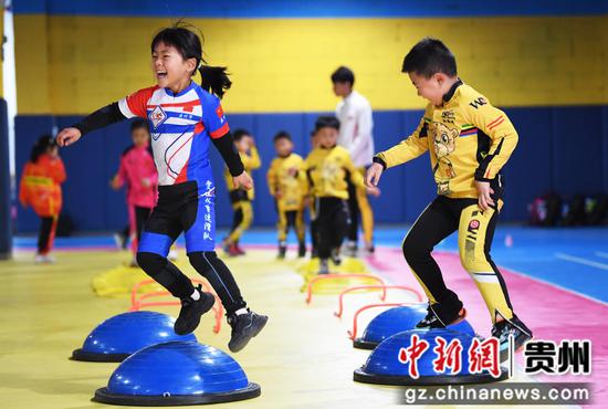 1月21日,在贵阳市南明区融汇·贵阳零五文体园内的WD速度轮滑赛事训练基地,爱好轮滑运动的小朋友们正在练习轮滑协调能力。 1月21日,在贵阳市南明区融汇·贵阳零五文体园内的WD速度轮滑赛事训练基地,爱好轮滑运动的小朋友们正在练习轮滑协调能力。