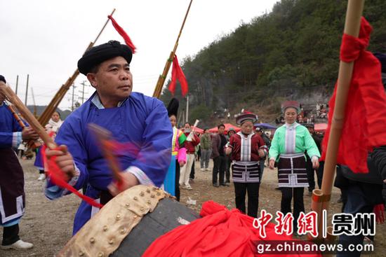 苗族汉子打起锣鼓闹新春 苗族汉子打起锣鼓闹新春