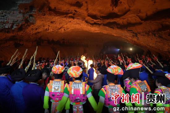 苗族同胞跳洞祭祀迎新春 苗族同胞跳洞祭祀迎新春