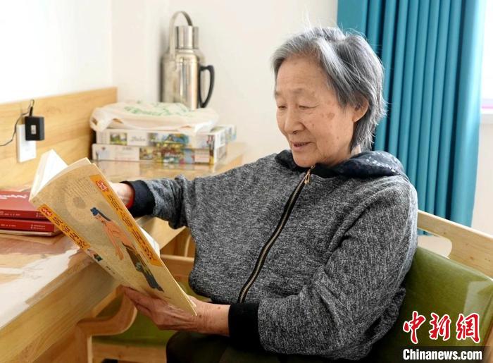 老年人在托养中心看书。张娟 摄 老年人在托养中心看书。张娟 摄