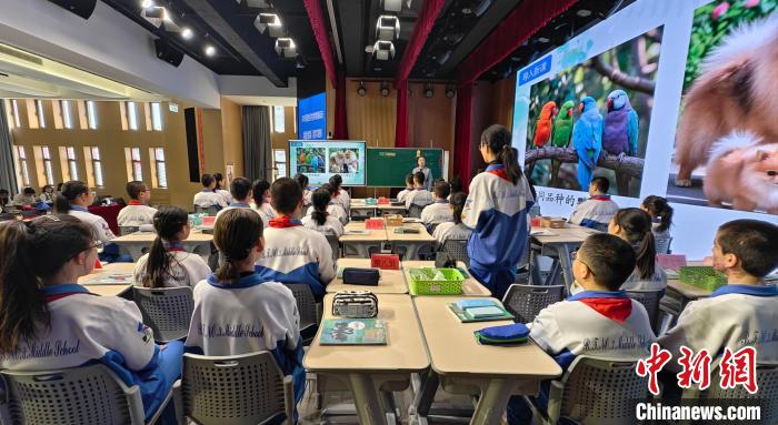 初中生物教学展示课现场。史玉江 摄 初中生物教学展示课现场。史玉江 摄