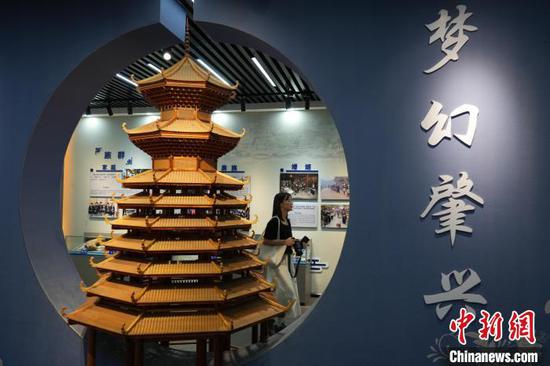 图为6月11日,游客游览贵州肇兴侗寨。石小杰 摄 图为6月11日,游客游览贵州肇兴侗寨。石小杰 摄