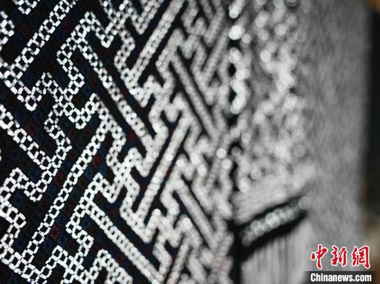 探访世界唯一金属绣——苗族锡绣：古朴又时尚