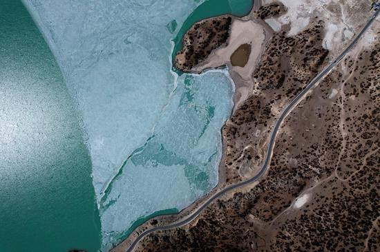 Scenery of half frozen Ranwu Lake