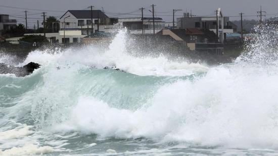 Typhoon Khanun lands in S Korea
