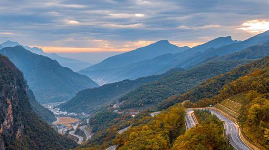 Fall colors paint Shengnongjia National Park