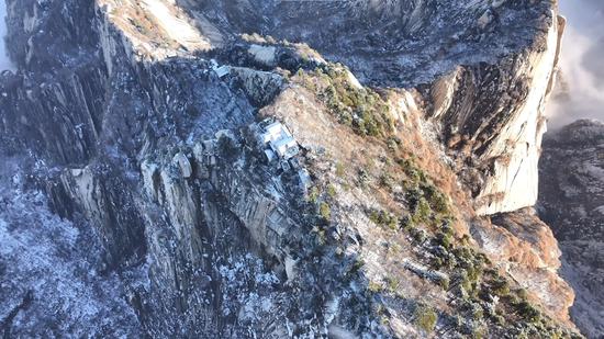 Magnificent scenery of Mount Hua in first snow of this winter