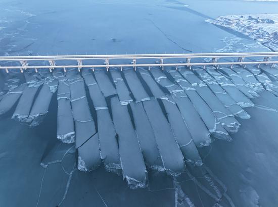 Special landscape of icy waterway appears on frozen Yellow River 