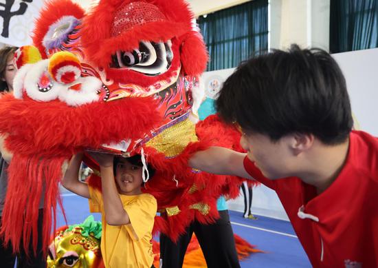 American Shaolin disciples experience Chinese cultural at China's sports university