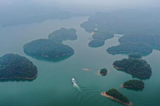 Mist-shrouded Lushan Xihai scenic spot in Jiangxi