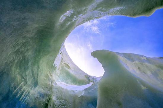 Northwest China's largest glacier in Qaidam Basin