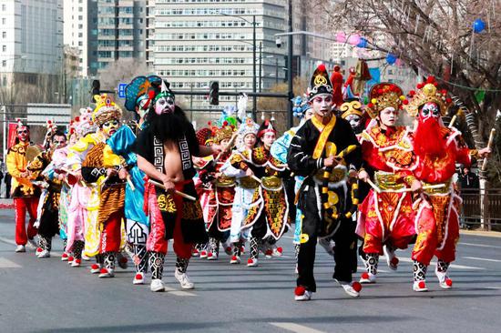 Yingge dance makes debut performance in Qinghai