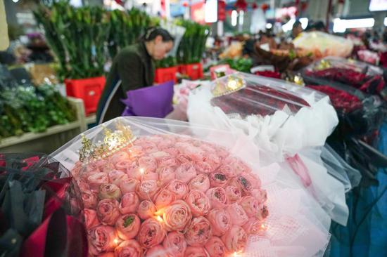 Flower sales boom for Valentine's Day in Yunnan