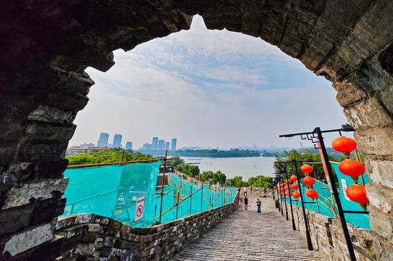 Restoration project of Ming City Wall in Nanjing underway