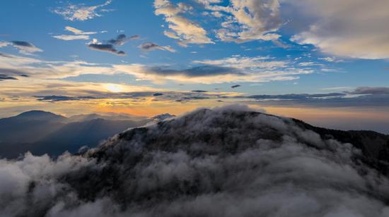 Spectacular sea of clouds envelopes Qinling Mountains